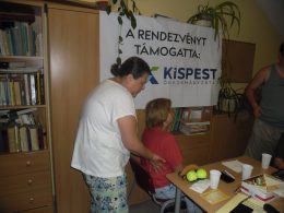 A képen Págány Noémi masszíroz egy korábbi (2017-es) klubnapon.